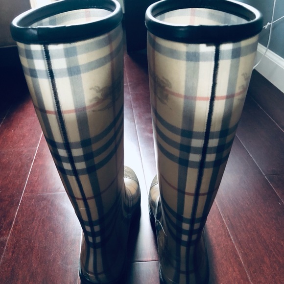 COPY - Burberry tall rain boots - slightly used -… - Picture 2 of 4